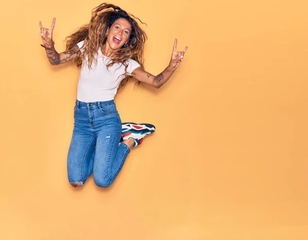 Joven Hermosa Mujer Con Tatuaje Usando Ropa Casual Sonriendo Feliz — Foto de Stock