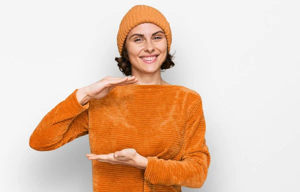 Jonge Spaanse Vrouw Draagt Casual Kleding Wollen Pet Gebaren Met — Stockfoto