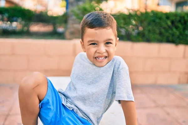 Förtjusande Hispanic Pojke Ler Glad Sitter Bänken Parken — Stockfoto