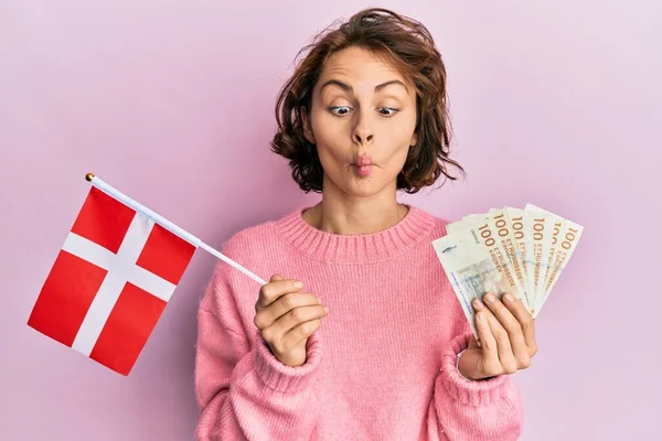 Молода Брюнетка Тримає Прапор Норвегії Банкноти Крони Роблячи Рибу Обличчям — стокове фото
