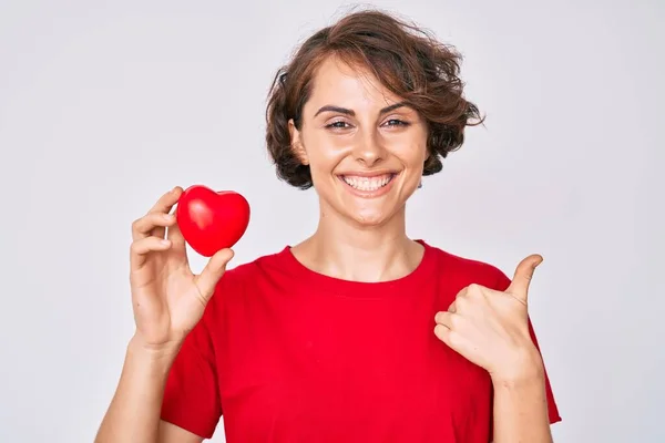 Mujer Hispana Joven Sosteniendo Corazón Sonriendo Feliz Positivo Pulgar Hacia — Foto de Stock