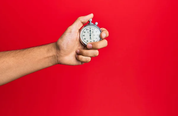 Zole Edilmiş Kırmızı Arka Plan Üzerinde Kronometre Kullanan Spanyol Bir — Stok fotoğraf