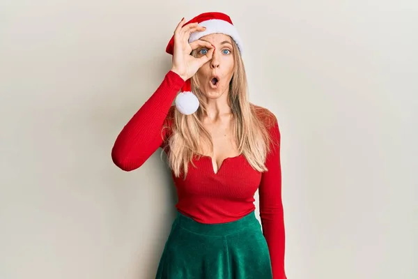 Mulher Branca Bonita Vestindo Traje Natal Chapéu Fazendo Gesto Chocado — Fotografia de Stock