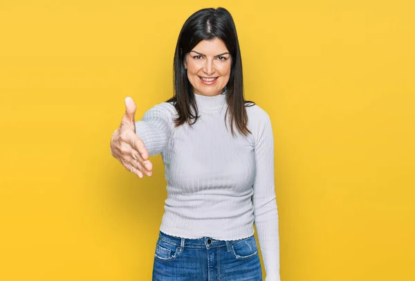 Mooie Brunette Vrouw Dragen Casual Kleding Glimlachend Vriendelijk Aanbieden Van — Stockfoto