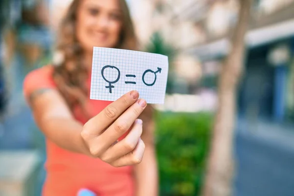 Jong Blond Meisje Glimlachen Gelukkig Vasthouden Papier Met Gender Gelijkheid — Stockfoto