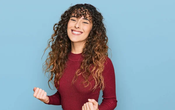 Joven Chica Hispana Vestida Con Ropa Casual Muy Feliz Emocionada —  Fotos de Stock