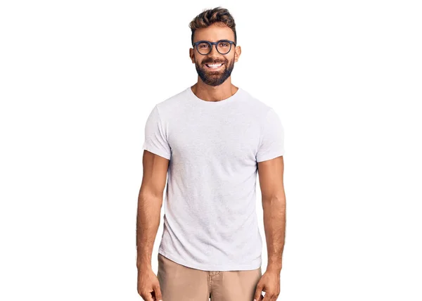 Młody Latynos Ubraniach Okularach Szczęśliwym Chłodnym Uśmiechem Twarzy Szczęśliwy Człowiek — Zdjęcie stockowe