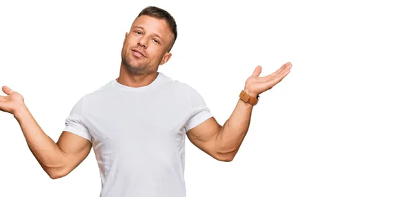 Hombre Musculoso Guapo Con Camiseta Blanca Casual Expresión Despistada Confusa —  Fotos de Stock