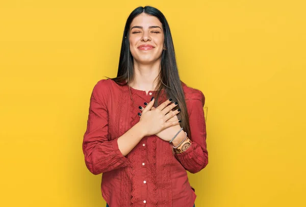 Mladá Hispánka Neformálním Oblečení Usmívající Rukama Prsou Zavřenýma Očima Vděčným — Stock fotografie
