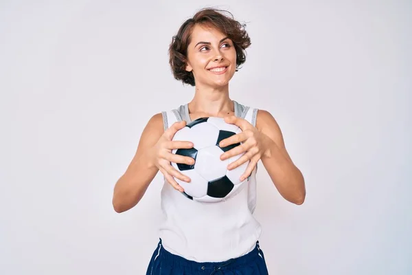 Jeune Femme Hispanique Tenant Ballon Football Souriant Regardant Vers Côté — Photo