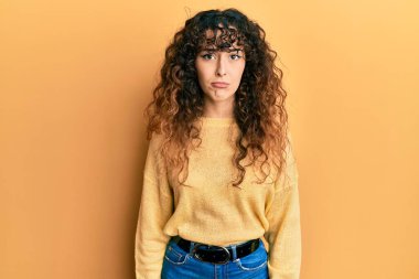 Günlük kıyafetler giyen genç İspanyol kız depresyonda ve sıkıntıdan endişeleniyor, kızgın ve korkmuş bir şekilde ağlıyor. hüzünlü ifade. 