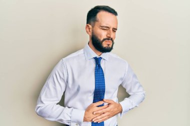 Sakallı, iş kravatlı genç bir adam midesi üzerinde çünkü hazımsızlık, acı verici bir hastalık kendini iyi hissetmiyor. Ağrı kavramı. 