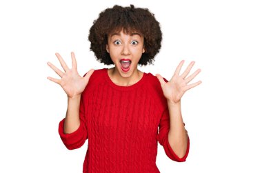 Genç İspanyol kız gündelik giysiler giyip çılgınlığı kutluyor ve başarıya hayret ediyor kolları açık ve gözleri açık heyecanla haykırıyor. Kazanan konsept 