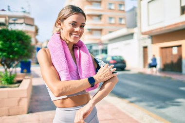 Genç, beyaz, sarışın kadın. 