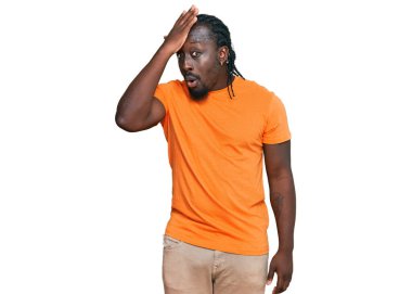 Yanlışlıkla el ele tutuşan, sıradan kıyafetler giyen yakışıklı Afro-Amerikan erkeği, hatayı hatırla. Unuttum, kötü hafıza kavramı. 