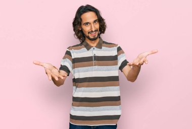 Gündelik kıyafetler giyen, neşeli gülümseyen, yardım eli uzatan ve kabullenen genç İspanyol adam.. 