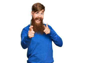 Genç İrlandalı kızıl elbiseli adam mutlu ve komik yüzüyle kamerayı işaret ediyor. iyi enerji ve titreşimler. 