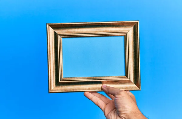 Mão Jovem Hispânico Homem Segurando Vintage Vazio Quadro Sobre Isolado — Fotografia de Stock