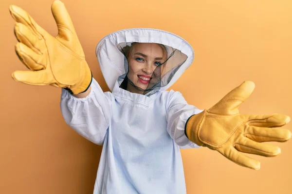 Bella Donna Caucasica Bionda Che Indossa Uniforme Protettiva Apicoltore Guardando — Foto Stock