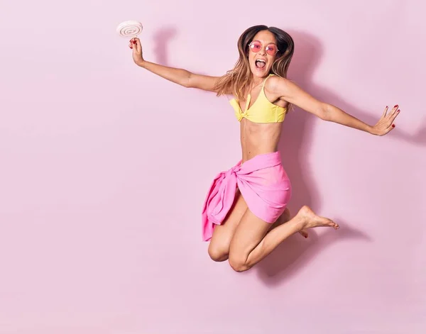 비키니를 선글라스를 아름다운 소녀는 행복하게 깡충깡충 깡충깡충 깡충깡충 깡충깡충 — 스톡 사진