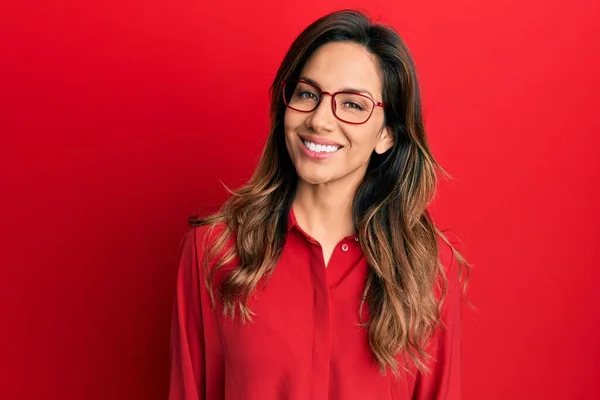 Mulher Latina Jovem Vestindo Roupas Casuais Óculos Com Sorriso Feliz — Fotografia de Stock