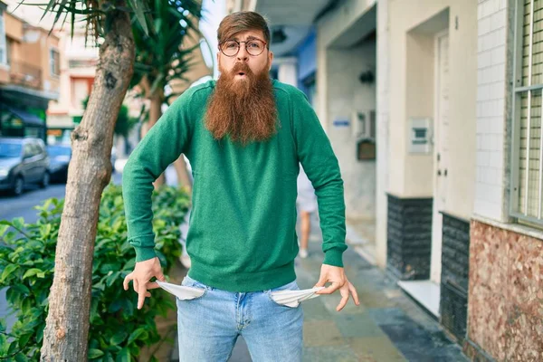 Young Irish Man Sad Expression Showing His Empty Pockets Jeans — Φωτογραφία Αρχείου