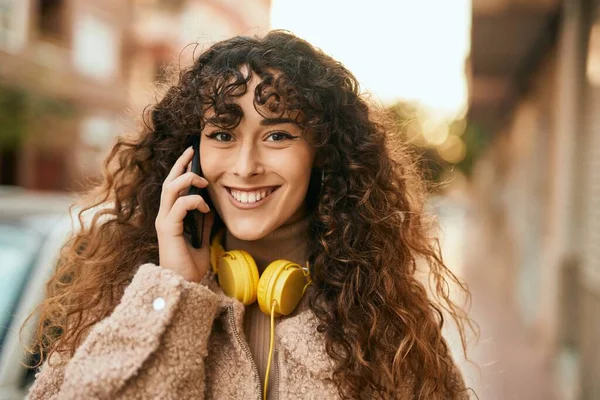 Mladá Hispánka Mluví Smartphonu Používá Sluchátka Městě — Stock fotografie