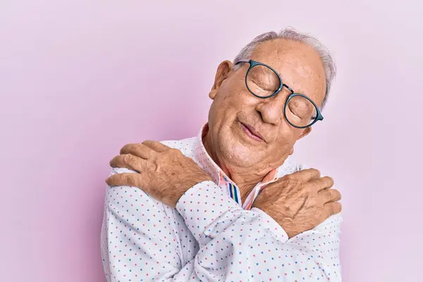 Idősebb Fehér Férfi Alkalmi Ruhában Szemüvegben Boldogan Pozitívan Ölelkezik Magabiztosan — Stock Fotó