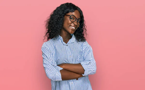 Belle Jeune Femme Africaine Portant Des Vêtements Décontractés Des Lunettes — Photo