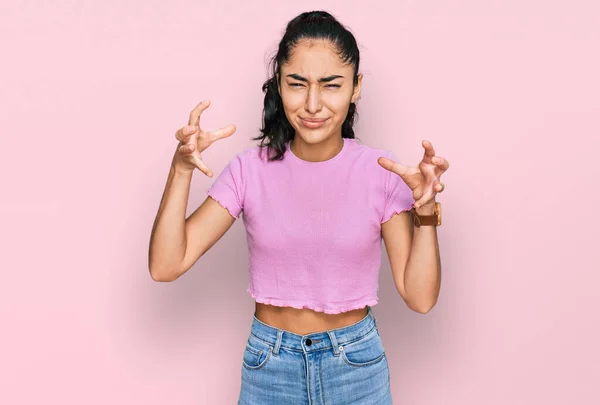 Adolescente Hispana Con Frenos Dentales Vestida Con Ropa Casual Gritando —  Fotos de Stock