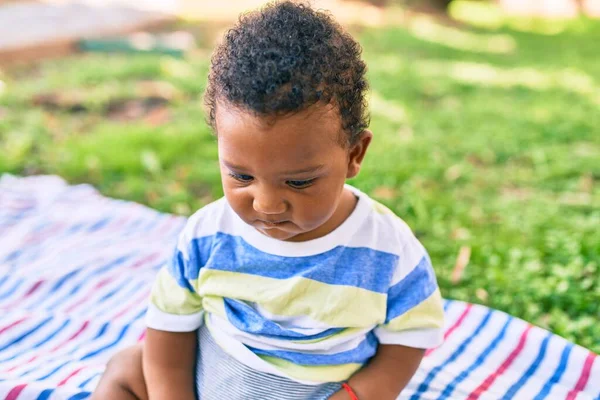 Entzückendes Afrikanisch Amerikanisches Kleinkind Sitzt Auf Dem Rasen Park — Stockfoto