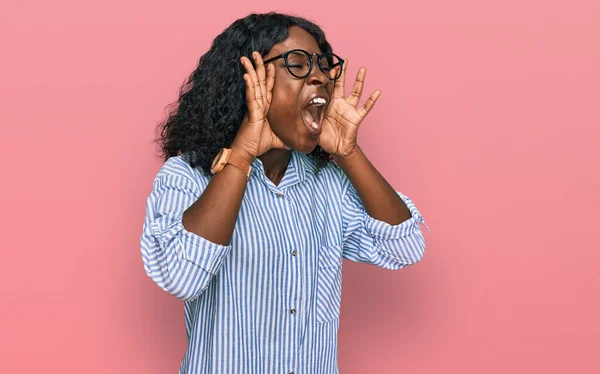 Beautiful African Young Woman Wearing Casual Clothes Glasses Shouting Angry — Stockfoto