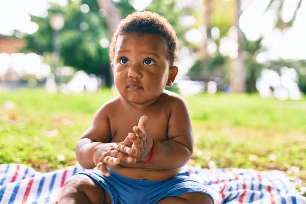 Förtjusande Afrikansk Amerikansk Småbarn Sitter Gräset Parken — Stockfoto