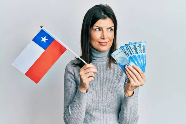 Junge Hispanische Frau Mit Chilenischer Fahne Und Chilenischen Pesos Banknoten — Stockfoto