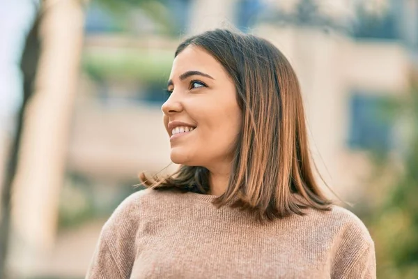 Joven Mujer Hispana Sonriendo Feliz Pie Ciudad — Foto de Stock