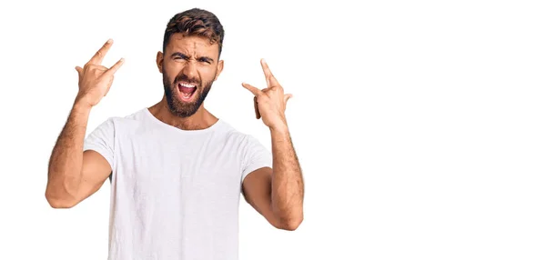 Νεαρός Ισπανός Φοράει Λευκό Μπλουζάκι Φωνάζοντας Τρελή Έκφραση Κάνοντας Ροκ — Φωτογραφία Αρχείου