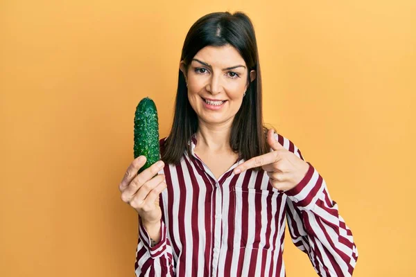 Junge Hispanische Frau Mit Gurke Der Hand Lächelt Glücklich Und — Stockfoto