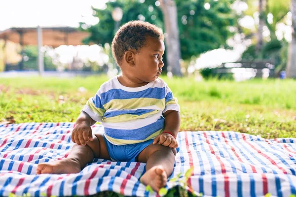 Adorable Niño Afroamericano Sentado Césped Parque — Foto de Stock