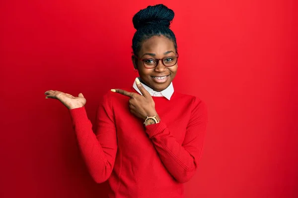 Joven Mujer Afroamericana Vistiendo Ropa Casual Gafas Sorprendida Sonriendo Cámara — Foto de Stock