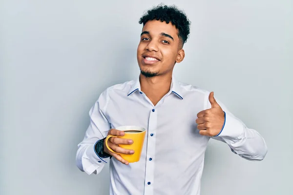 Joven Hombre Afroamericano Bebiendo Una Taza Café Sonriendo Feliz Positivo — Foto de Stock
