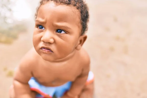 Entzückende Afrikanisch Amerikanische Kleinkind Sitzt Strand — Stockfoto