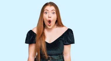 Genç, güzel, kızıl saçlı, zarif giysiler giymiş. Şaşırmış ve korkmuş bir ifade, korku ve heyecanlı bir yüz.. 