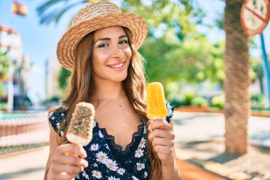 Parkta dondurma yiyen genç İspanyol kadın..
