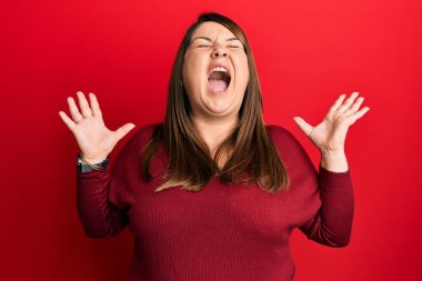 Güzel esmer ve cüsseli kadın gündelik kıyafetler giyip başarıyı kutluyor. Kolları kalkık, gözleri kapalı heyecanlı çığlıklar atıyorlar. Kazanan konsept 