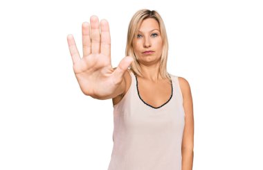 Orta yaşlı, günlük kıyafetler giyen beyaz bir kadın avucunun içinde şarkı söylemeyi kesiyor. Yüzünde olumsuz ve ciddi bir jest olan uyarı ifadesi. 