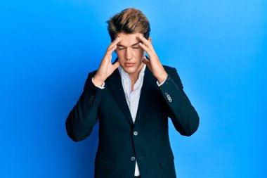 Yakışıklı, beyaz takım elbiseli, kravatlı, baş ağrısı çeken çaresiz ve stresli bir adam. Çünkü acı ve migren ağrısı var. Eller başının üstünde.. 