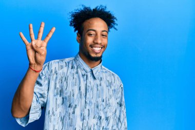 Sakallı, dört numaralı parmaklarıyla gösteriş yapan, kendinden emin ve mutlu gülümseyen Afro-Amerikalı genç adam.. 