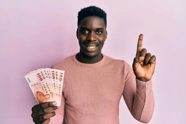 Нечестивий Чорношкірий Чоловік Тримає 100 Нових Фанатиків Доларові Банкноти Посміхається — стокове фото