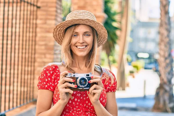 Young Blonde Tourist Woman Wearing Summer Style Using Vintage Camera — Stock Photo, Image