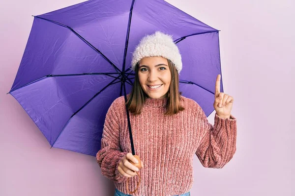 Junge Schöne Frau Mit Lila Regenschirm Lächelnd Mit Einer Idee — Stockfoto